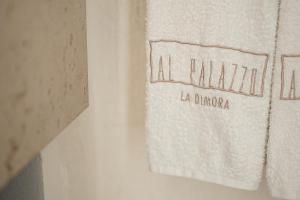 法萨诺AL PALAZZO La Dimora by Apulia Hospitality的白毛巾,字眼上写着羞耻