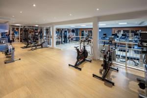 北安普敦希尔顿北安普敦酒店的健身房设有数台跑步机和椭圆机
