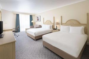 北安普敦希尔顿北安普敦酒店的酒店客房设有两张床和电视。