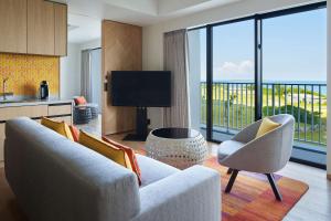 本部Hilton Club The Beach Resort Sesoko的带沙发和电视的客厅