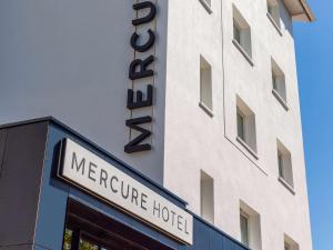 布拉尼亚克Mercure Toulouse Aeroport Blagnac的建筑一侧的酒店标志