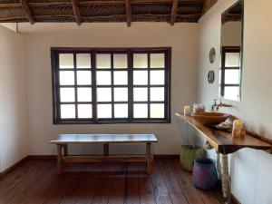 伊尼扬巴内umbila:Barra的客房设有桌子、水槽和窗户。