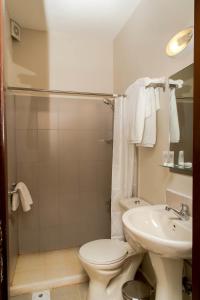 安曼安曼安蒂卡酒店的一间带卫生间和水槽的浴室