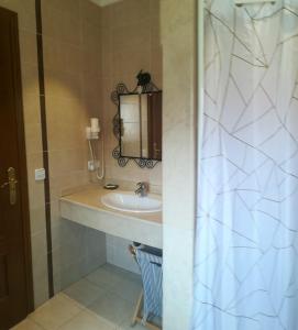 鲁伊德拉厄尔里欧乡村度假屋的一间带水槽和镜子的浴室