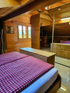 迈林根Gemütliche FeWo mit Sauna inmitten der Berge的小木屋内一间卧室,配有一张床