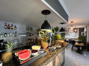 休达德亚Balear Hotel的厨房配有水果和蔬菜柜台