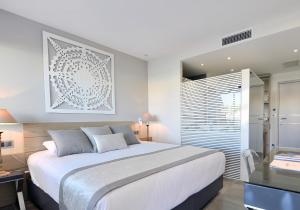 勒格罗-迪鲁瓦Le Spinaker的白色的卧室设有一张大床和一个窗户