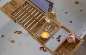 塞古拉 - 德拉谢拉Hotel Poeta Jorge Manrique的一张木桌,上面放着一杯葡萄酒和蜡烛
