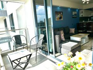 内罗毕New 2 & 3 bedroom Apartment in Kilimani Nairobi with rooftop pool的客厅配有沙发和椅子