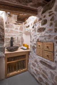 里茨勒恩Breitachhus的一间带石墙和水槽的浴室