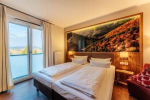 托夫豪斯陶夫豪斯哈尔茨度假酒店的一间卧室配有一张壁画床