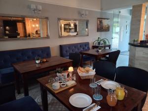 欧尔菲Varga Villa的用餐室配有2张桌子和椅子以及1张带食品的桌子