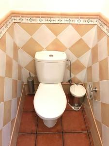 下布雷尼亚RUSTIC HOUSE LA MONTAÑA的一间位于客房内的白色卫生间的浴室
