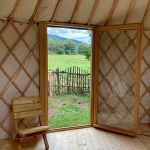 奥赫里姆Aughavannagh Yurt Glamping的蒙古包中的大窗户,眺望着田野