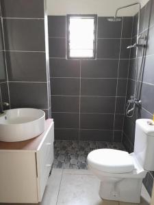 利伯维尔Villa en résidence à Malibé Libreville的浴室配有白色卫生间和盥洗盆。
