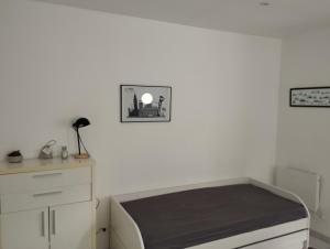 勒阿弗尔charmant studio canapé lit Netflix prime vidéo wifi的一间卧室设有一张床和白色的墙壁