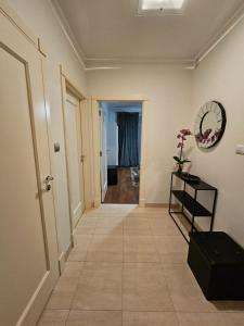 华沙Royal Place 2 bedrooms Apartment Wilanów的走廊,带走廊的房间