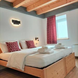CampiCà Soldati的一间卧室配有一张大床和毛巾