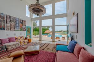 赫尔格达Stunning Villa for Rent in El Gouna HEATED PRIVATE POOL的带沙发和大窗户的客厅