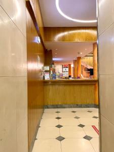 波尔图环球大酒店的一间带柜台和瓷砖地板的餐厅