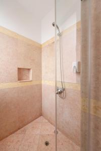 赫尔格达Stunning Villa for Rent in El Gouna HEATED PRIVATE POOL的浴室里设有玻璃门淋浴