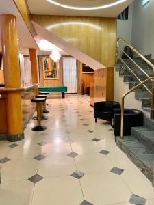 波尔图环球大酒店的大堂设有台球桌和楼梯