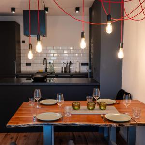 朗道因德普法尔茨M Apartment Charme - gemütlich geräumig heimisch的餐桌,带玻璃杯和灯