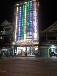 Quang TriKHÁCH SẠN PHỤNG HOÀNG的建筑上拥有绿色和蓝色的灯光
