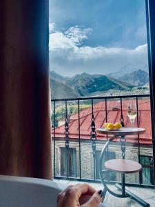 卡兹贝吉Sunny guesthouse的阳台配有桌子和酒杯,享有风景。