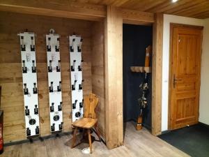 大博尔南Chalet Le Grand-Bornand, 7 pièces, 13 personnes - FR-1-467-31的吉他间,配有一堵葡萄酒瓶