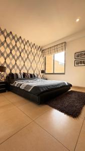 Abdoun Falls Luxury Apartment客房内的一张或多张床位