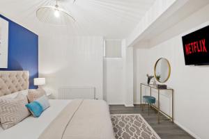 查塔姆Luxury 1 Bed Retreat With Free Parking - FREE NETFLIX & WIFI的一间卧室配有一张床、镜子和电视