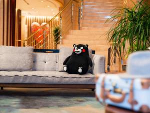 熊本熊本三井花园酒店的坐在沙发上的熊猫熊