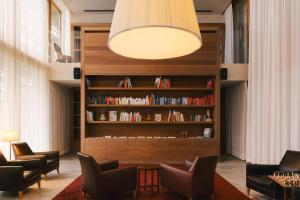 拉纳维吉露斯山度假酒店的客厅配有椅子和书架