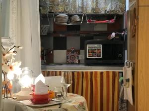 塞埃巴克Vogelhäuschen的厨房配有带微波炉的桌子和带桌子的桌子。