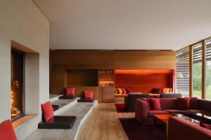 拉纳维吉露斯山度假酒店的客厅配有红色家具和壁炉