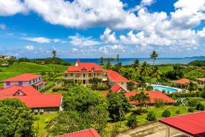 拉特里尼泰Chambre privée près des plus belles plages du Nord的享有红色屋顶房屋的空中景致