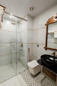 乌代浦The Experience Resort-Lake Facing的一间带卫生间和玻璃淋浴间的浴室