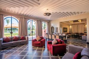 马拉喀什Janat Al Atlas Resort & Spa的带沙发的客厅和用餐室