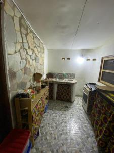 Lodge au paradis fleuri的厨房配有桌子和石墙