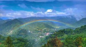 Shiding森活藝術文旅的山中的一个彩虹