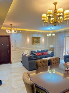 开罗Ultra Luxury 3BR with Pools ,Sports ,Dining in Gated compound, Close to all sites的客厅配有沙发和桌子
