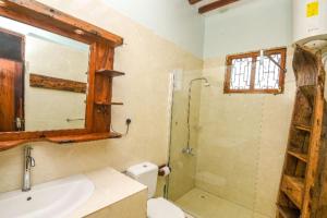 南威Majani Breeze的浴室配有卫生间、淋浴和盥洗盆。