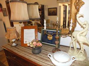 卡拉拉吉佳公寓的一张桌子,上面有灯、镜子、画和鲜花