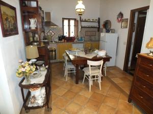卡拉拉吉佳公寓的厨房配有桌椅和冰箱。