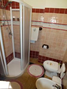 卡拉拉吉佳公寓的一间带卫生间和淋浴的浴室
