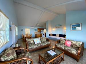 乔治镇埃克苏马度假酒店的带沙发的客厅和用餐室