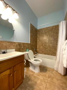 乔治镇埃克苏马度假酒店的浴室配有卫生间、盥洗盆和浴缸。