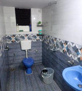 VelcaoBenirosa Homestay Apartments 2的浴室设有蓝色的卫生间和水槽。