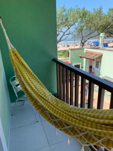 伯迪亚哥Recanto Vista Mar的海滩景阳台的吊床